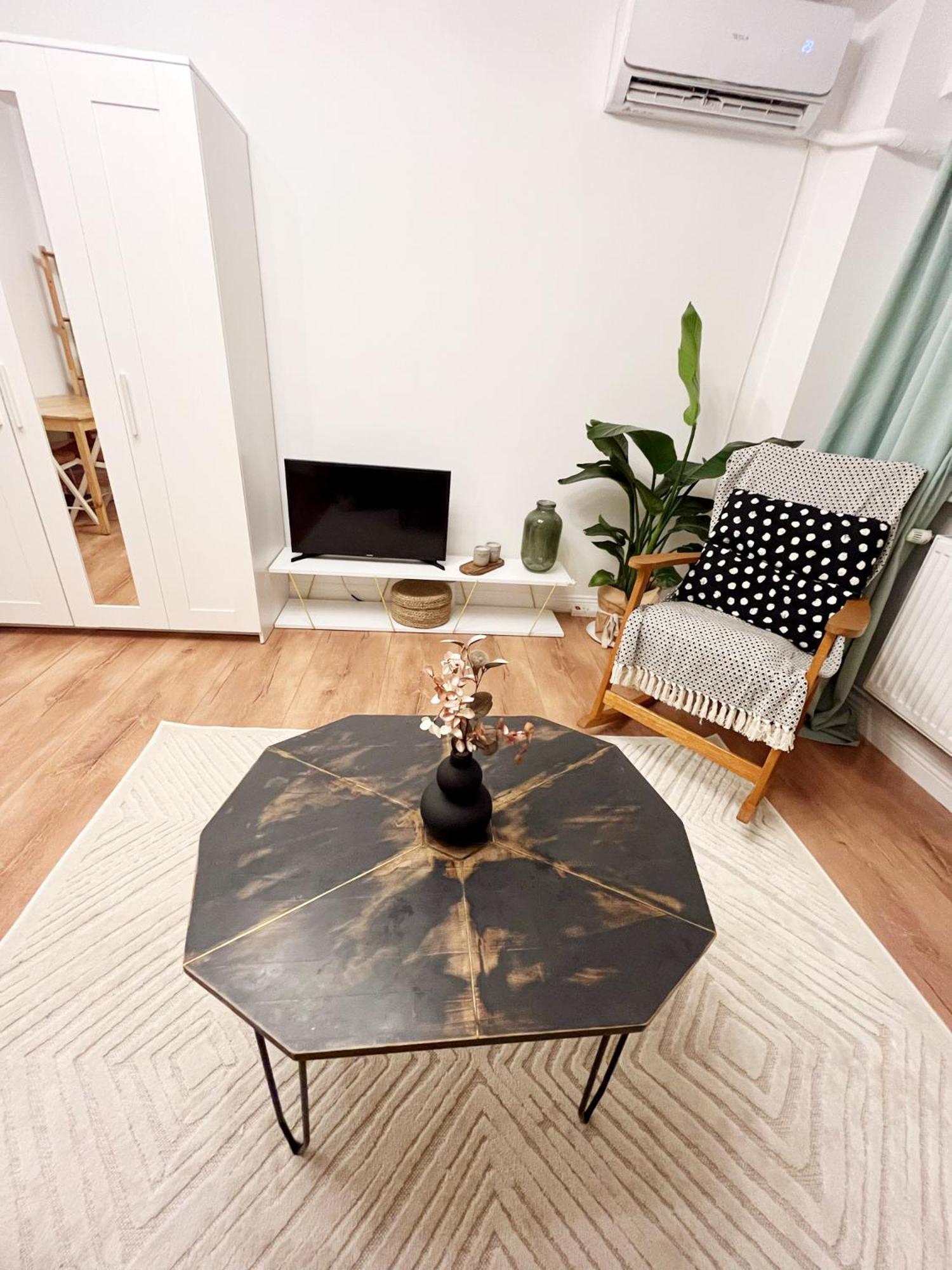 Lola'S Apartament Close To City Center Bukarest Exteriör bild